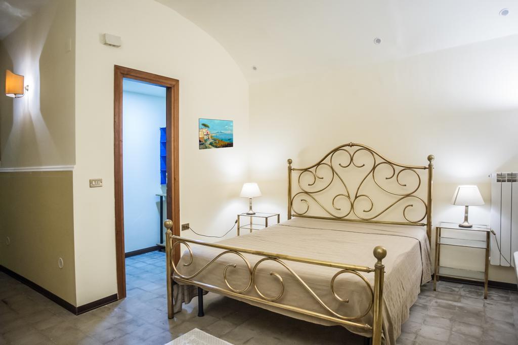 Casa Vacanze Amedeo Napoli Bagian luar foto